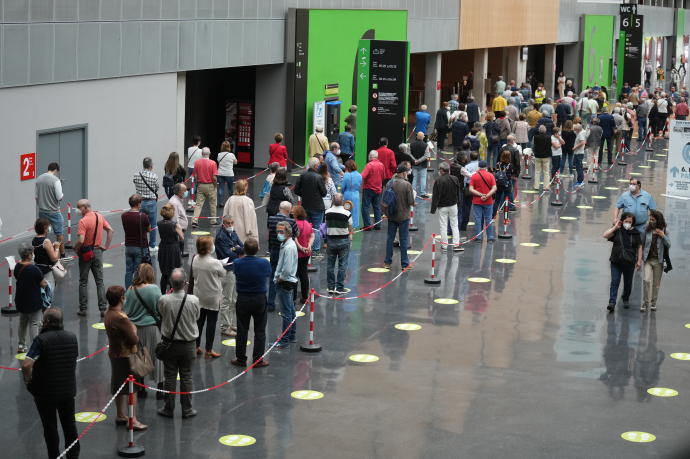 Decenas de personas hacen cola para recibir la vacuna en el Bilbao Exhibition Center.