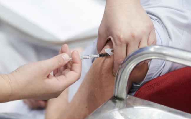 Una trabajadora sanitaria inyecta una vacuna contra el covid19 Una trabajadora sanitaria inyecta una vacuna contra el covid19