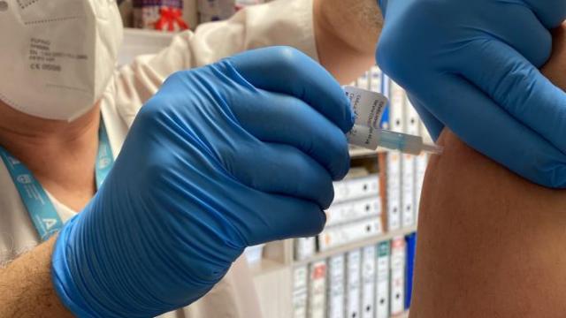 Una mujer recibe una dosis de la vacuna.