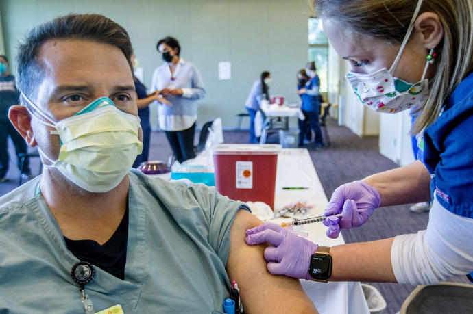 Un sanitario recibe la vacuna de Pfizer BioNTech en California.