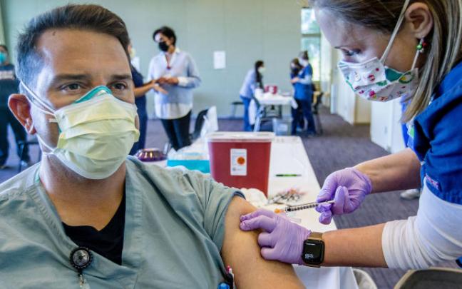 Un sanitario recibe la vacuna de Pfizer BioNTech en California.