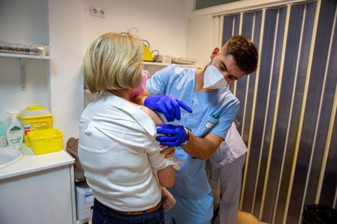 Inicio de la campaña de vacunación en el centro de salud Habana-Cuba, en Vitoria.