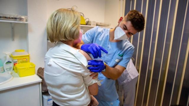 Inicio de la campaña de vacunación en el centro de salud Habana-Cuba, en Vitoria.