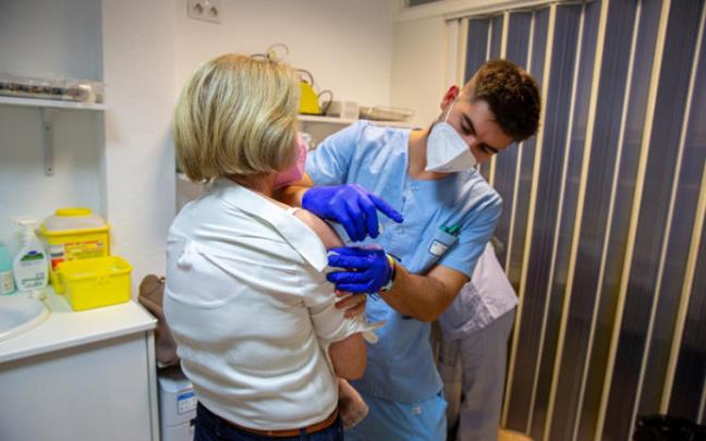 Inicio de la campaña de vacunación en el centro de salud Habana-Cuba, en Vitoria.