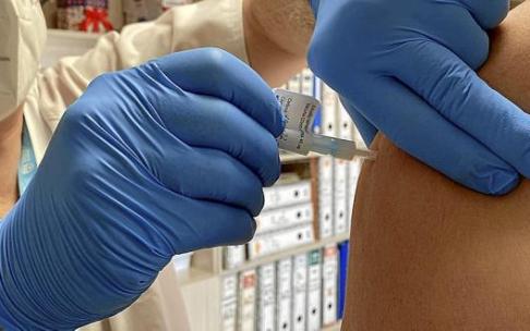 Una voluntaria recibe una dosis de la vacuna de Hipra dentro del ensayo en fase III. Foto: E. P.