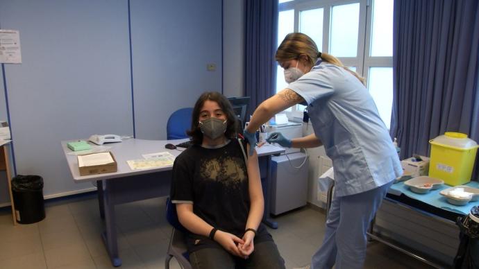 Una de las primeras niñas menores de 12 años en ser vacunadas en Bilbao