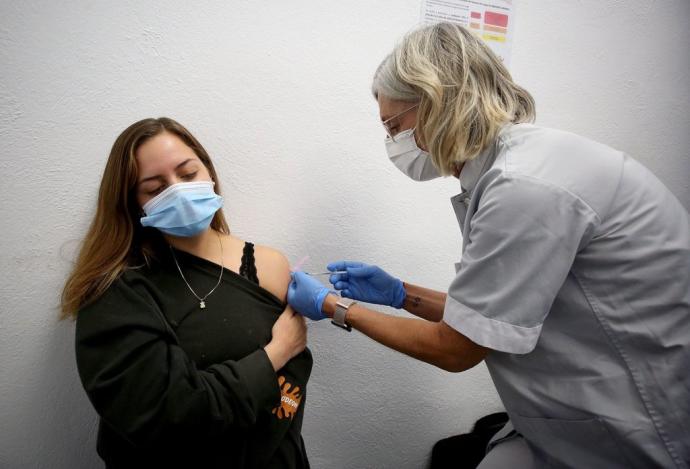 Una joven durante su vacunación.