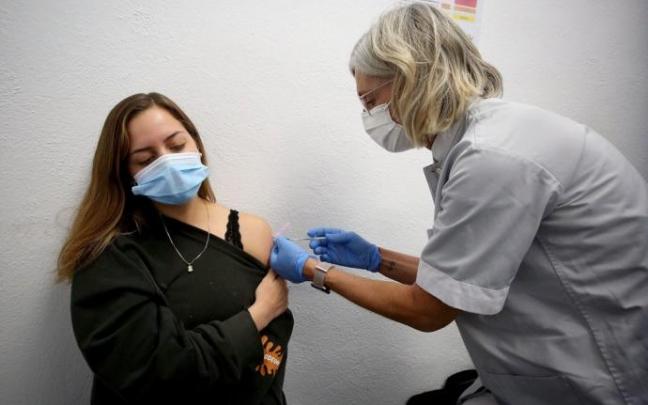 Una joven durante su vacunación. Una joven durante su vacunación.