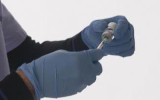 Un sanitario preparando una dosis de la vacuna de AstraZeneca