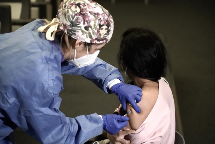 Una mujer se vacuna contra la covid-19