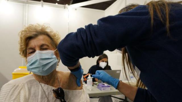 Una mujer recibe una dosis de la vacuna