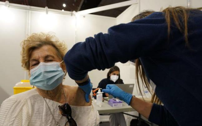 Una mujer recibe una dosis de la vacuna Una mujer recibe una dosis de la vacuna
