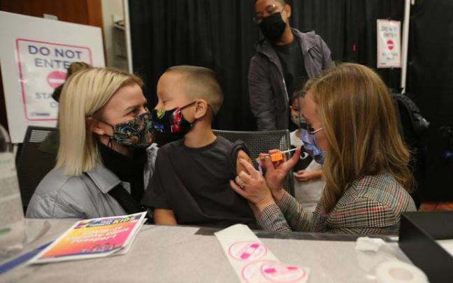 Un niño recibe la vacuna contra el coronavirus en Toronto (Canadá).