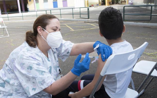 Un niño recibe la vacuna contra el Covid-19.
