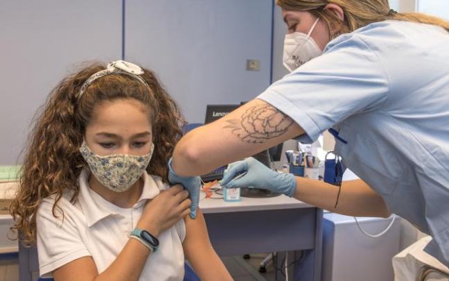 Una niña recibe la vacuna