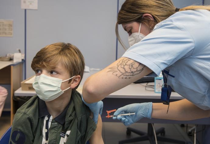 Un niño poniéndose la vacuna.