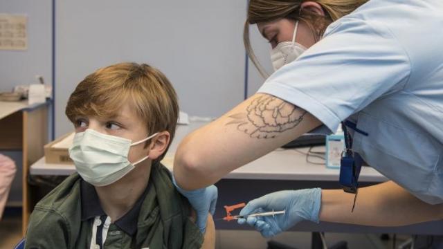 Un niño poniéndose la vacuna.