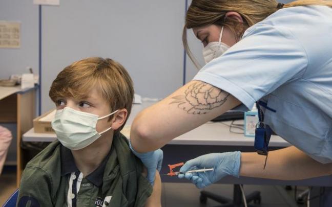 Un niño poniéndose la vacuna.
