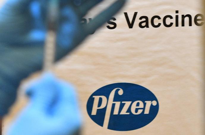 Una sanitaria prepara una dosis de la vacuna de Pfizer