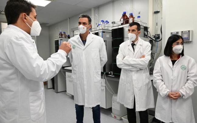 Sánchez y la ministra de Sanidad visitan las instalaciones de la farmacéutica Rovi