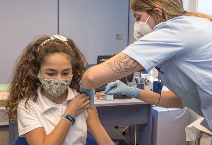 Una niña recibe su inyección el pasado míércoles cuando arrancó la vacunación infantil