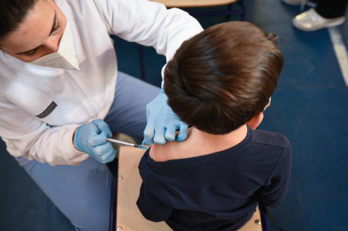Un niño recibe una dosis de la vacuna.
