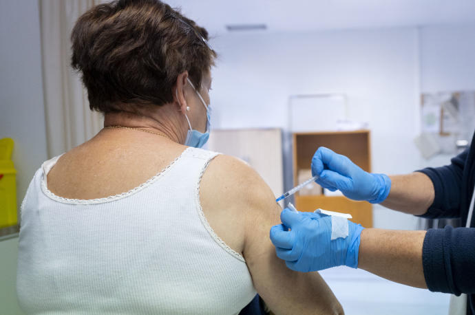 Una mujer recibe una dosis de la vacuna.