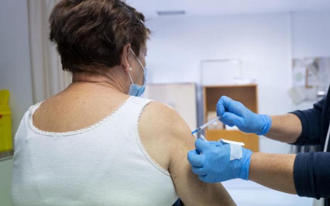 Una mujer recibe una dosis de la vacuna.