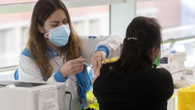 Una mujer recibe una dosis de la vacuna.