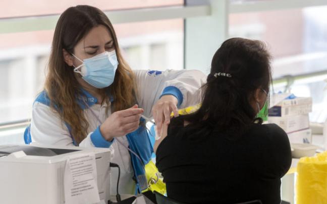 Una mujer recibe una dosis de la vacuna. Una mujer recibe una dosis de la vacuna.