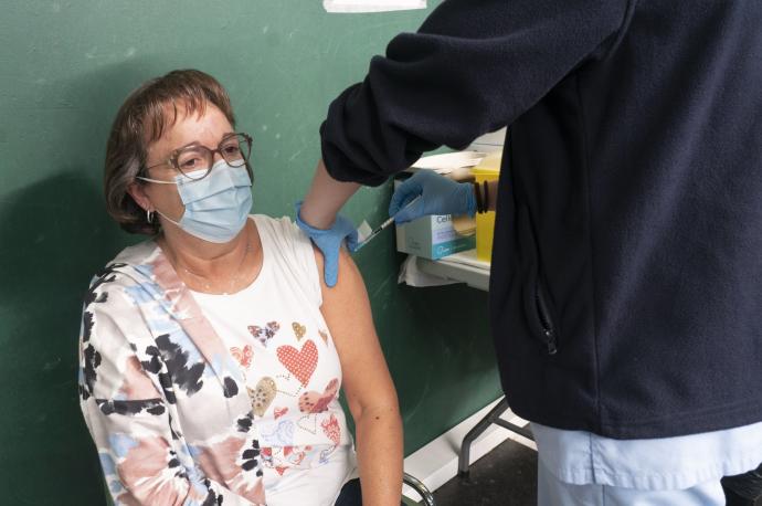Una mujer recibe la vacuna contra la Covid