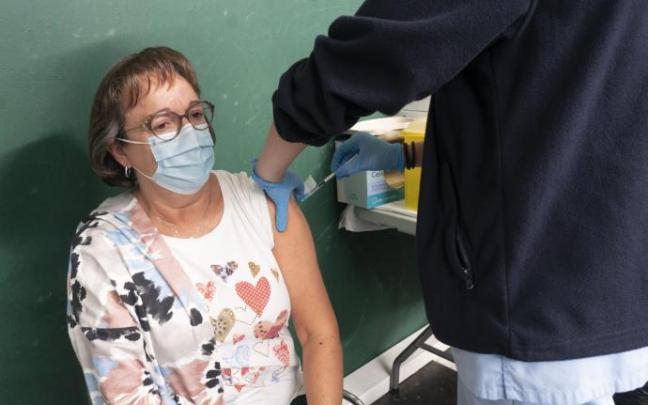 Una mujer recibe la vacuna contra la Covid