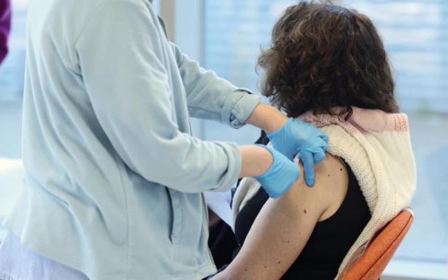 Las tasas más bajas de vacunación entre los adultos corresponden a la franja de 20 a 29 años Las tasas más bajas de vacunación entre los adultos corresponden a la franja de 20 a 29 años