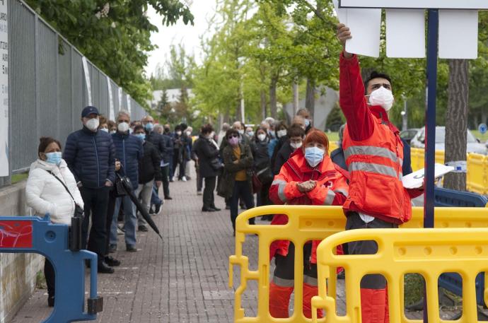 Vacunación masiva en el frontón de Lakua.
