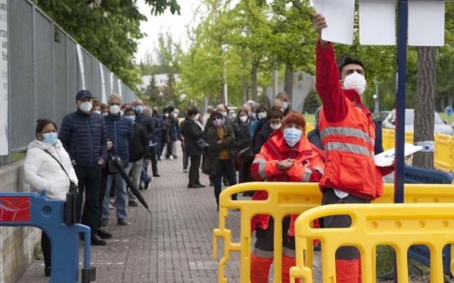 Vacunación masiva en el frontón de Lakua.
