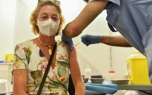 Un sanitario inyecta una segunda dosis de Pfizer a una mujer incluida en el colectivos de trabajadores esenciales que recibieron la primera dosis de AstraZeneca. Un sanitario inyecta una segunda dosis de Pfizer a una mujer incluida en el colectivos de trabajadores esenciales que recibieron la primera dosis de AstraZeneca.