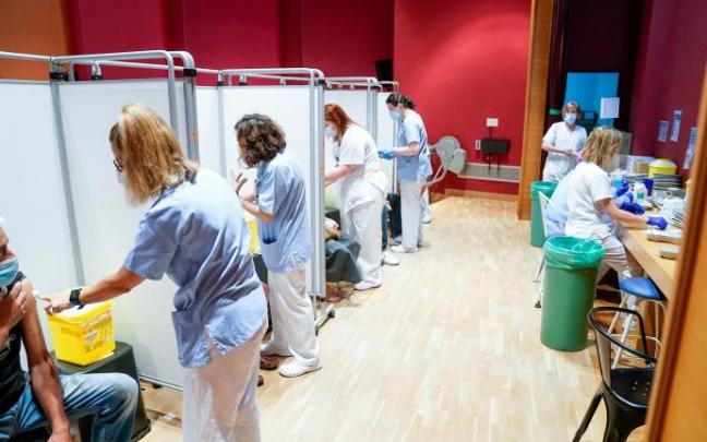 Un 30% de la población europea ha recibido al menos una dosis de la vacuna. Un 30% de la población europea ha recibido al menos una dosis de la vacuna.