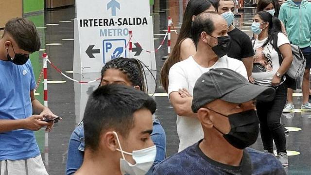 Varios menores de edad hacían cola en el BEC la pasada semana, acompañados de sus padres, para recibir la vacuna. Foto: Oskar M. Bernal