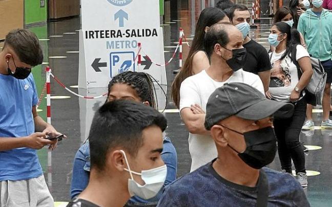 Varios menores de edad hacían cola en el BEC la pasada semana, acompañados de sus padres, para recibir la vacuna. Foto: Oskar M. Bernal