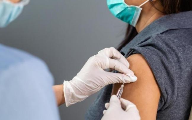 Una sanitaria vacuna a una mujer contra el Covid-19.