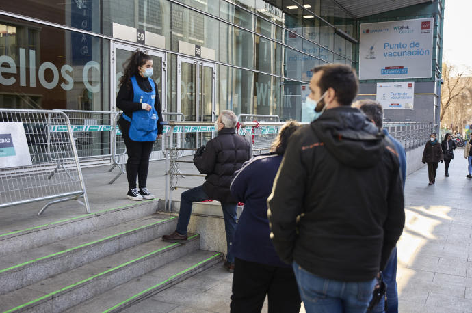 Varias personas acuden a vacunarse contra el Covid-19 en Madrid.