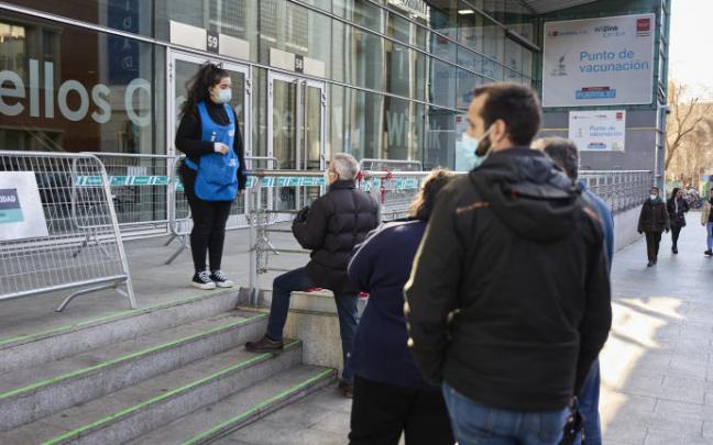 Varias personas acuden a vacunarse contra el Covid-19 en Madrid.