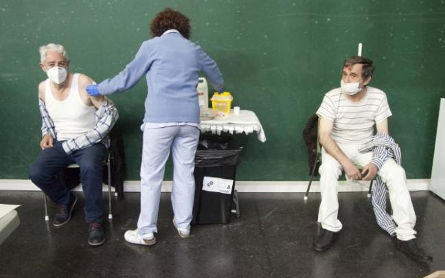 Vacunación en el frontón de Lakua.