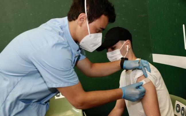 Los primeros menores de 30 años en recibir la primera dosis de Pfizer en julio tienen cita este martes en Lakua.