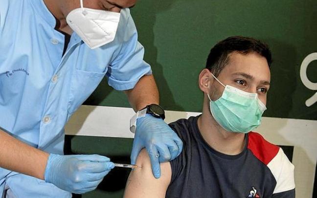 Uno de los más madrugadores, ayer, en Lakua. Fotos: Pilar Barco