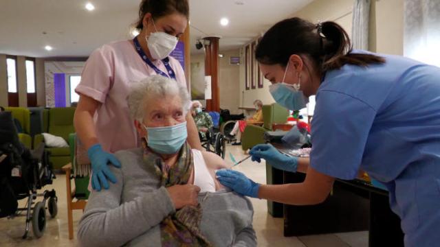 Una sanitaria administra la vacuna de Pfizer en una residencia