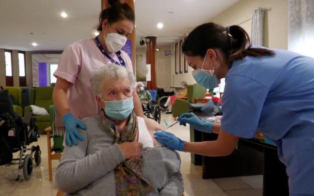Una sanitaria administra la vacuna de Pfizer en una residencia