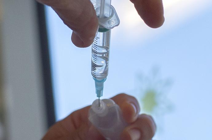 Una sanitaria prepara una vacuna contra el covid.
