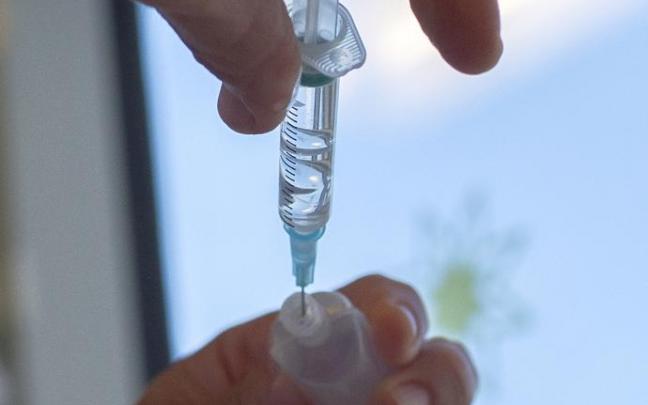 Una sanitaria prepara una vacuna contra el covid. Una sanitaria prepara una vacuna contra el covid.