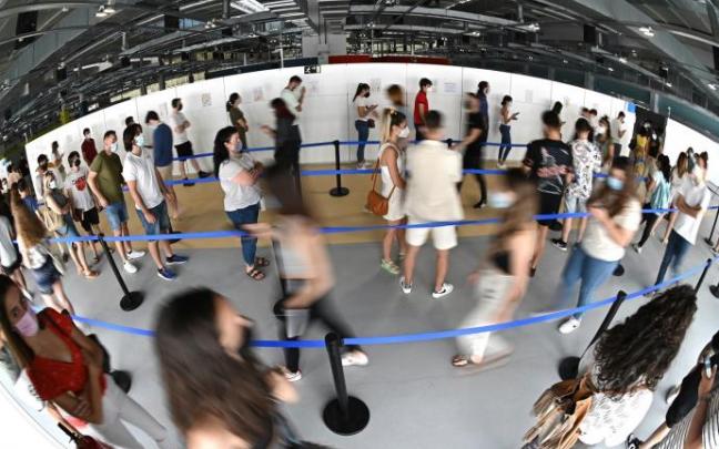Jóvenes hacen cola para vacunarse en un vacunódromo. Jóvenes hacen cola para vacunarse en un vacunódromo.